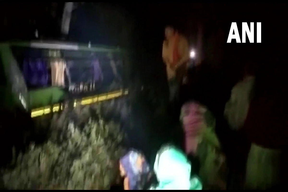 Sitapur Accident: सीतापुर में अनियंत्रित बस तालाब में गिरी, 35 लोग घायल, 60 मजदूर थे सवार