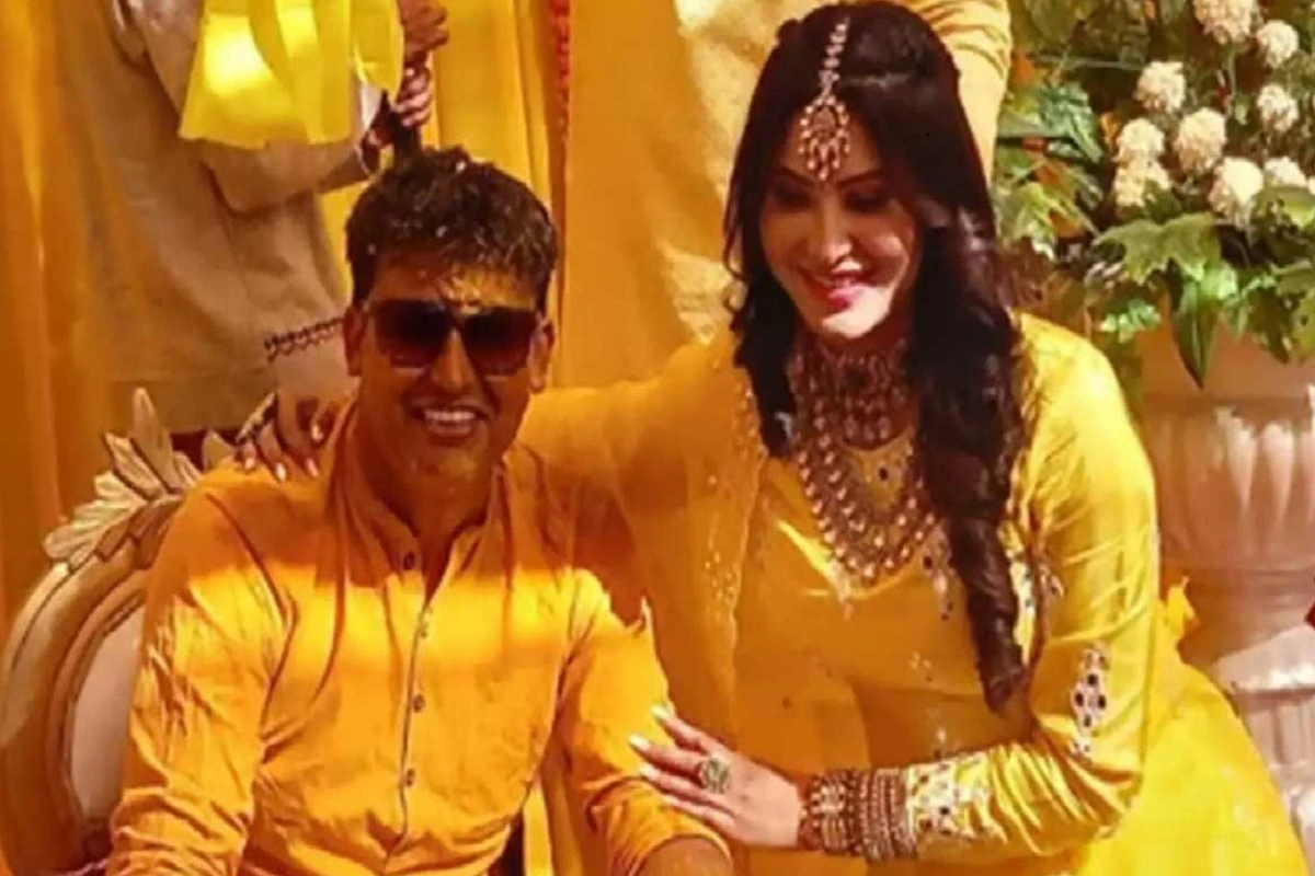Urvashi Rautela: भाई की शादी में उर्वशी रौतेला ने लगाए जमकर ठुमके, 35 लाख के लहंगे और 85 लाख की ज्वेलरी में एक्ट्रेस ने लूटी महफिल