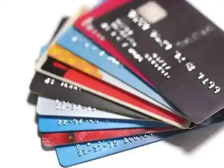 Credit Card Debt: समय पर क्रेडिट कार्ड का बिल न चुकाकर बढ़ा ली है मुसीबत? इस तरीके को अपनाकर करें अपना बिल पेमेंट