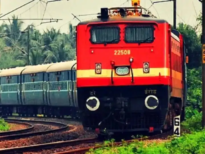 Jaunpur: रेलवे क्रॉसिंग के पास पटरी पर खड़े तीन युवक ट्रेन की चपेट में आए, 2 की मौत