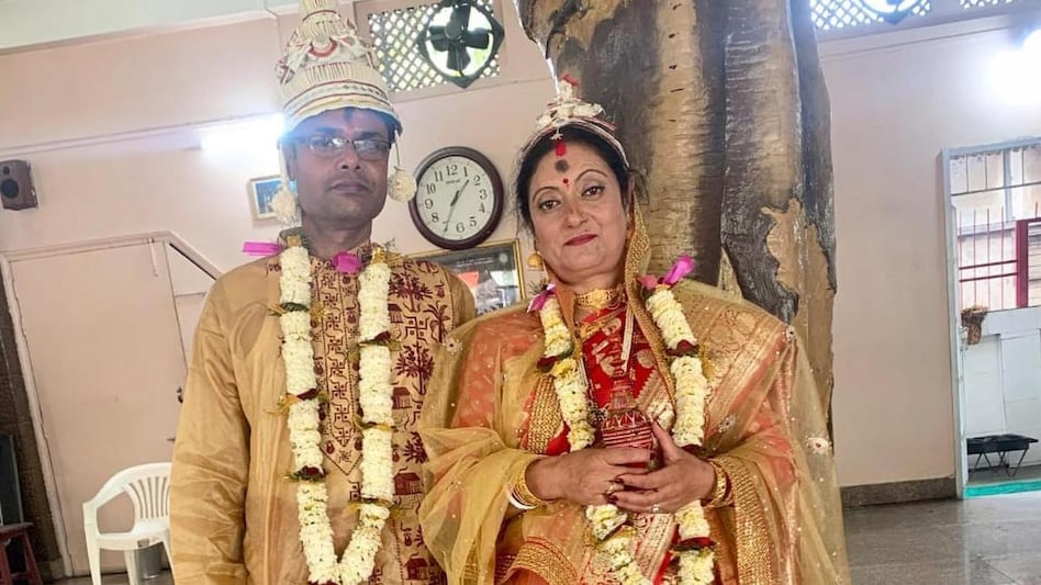 50 साल की उम्र में बेटी ने कराई मां की दूसरी शादी