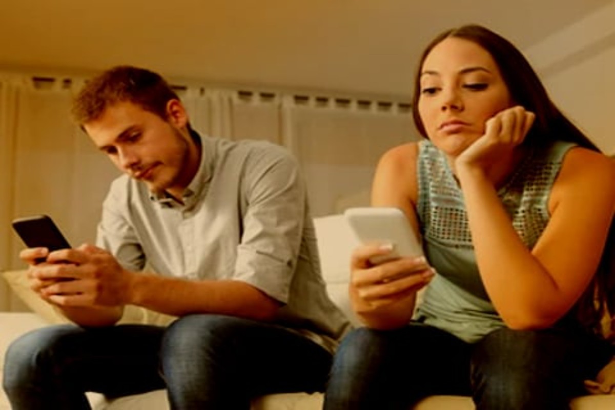 88 फीसदी लोगों के शादीशुदा र‍िश्‍ते खराब करने की वजह बन रहे ‘स्‍मार्टफोन’- रिपोर्ट में हैरान करने वाला खुलासा