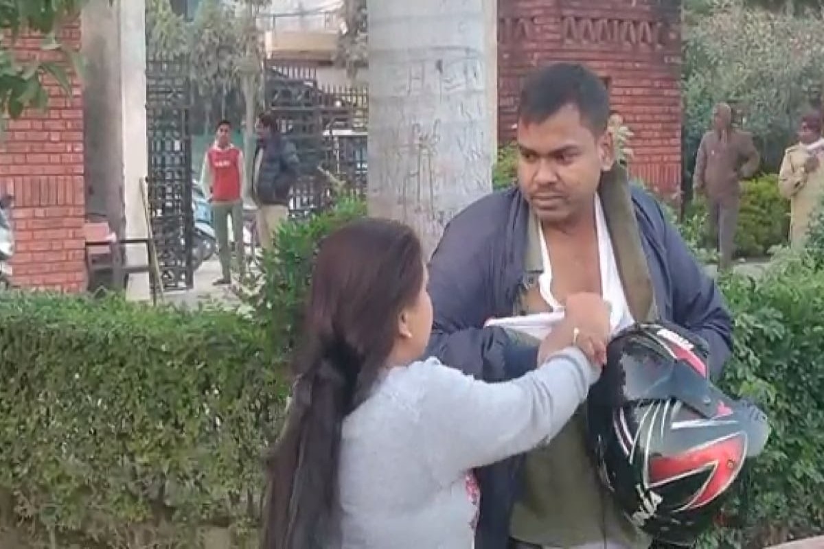 Viral: दो बीवियों के चक्कर में पिट गया सिपाही!  खुलेआम महिला ने जड़े थप्पड़, लोग बनाने लगे वीडियो