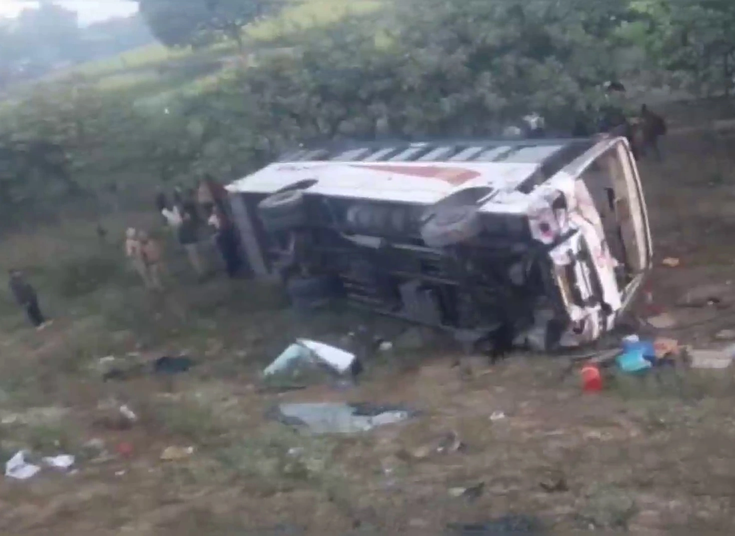 Firozabad: लुधियाना से रायबरेली जा रही बस डीसीएम से टकराई, 6 लोगों की मौत, 21 घायल