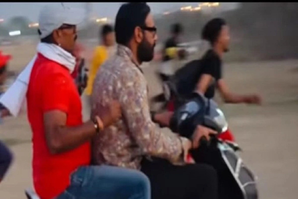 Ajay Devgn: बिना हेलमेट भरी भीड़ में स्कूटी लेकर घुस गए अजय देवगन और फिर…