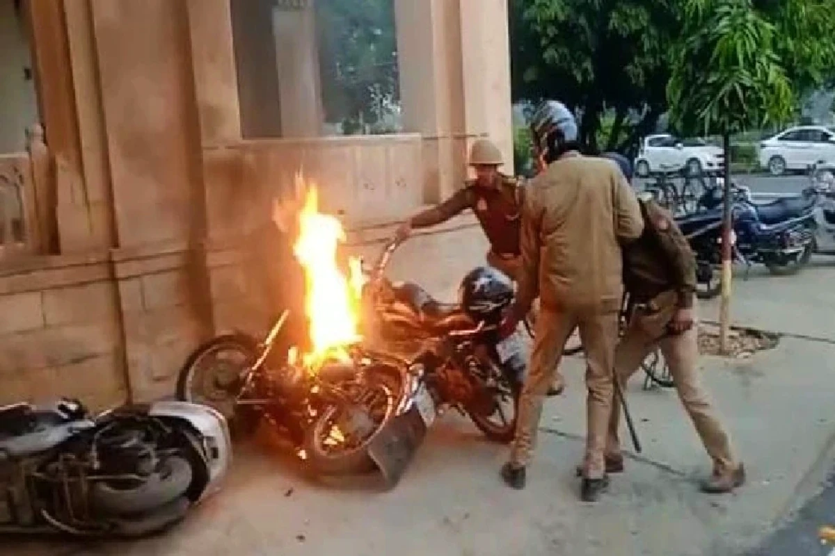 Allahabad University: इलाहाबाद यूनिवर्सिटी में बवाल के बाद तीन FIR, कई बाइकों को लगा दी गई थी आग, कमिश्नर बोले- लेंगे एक्शन