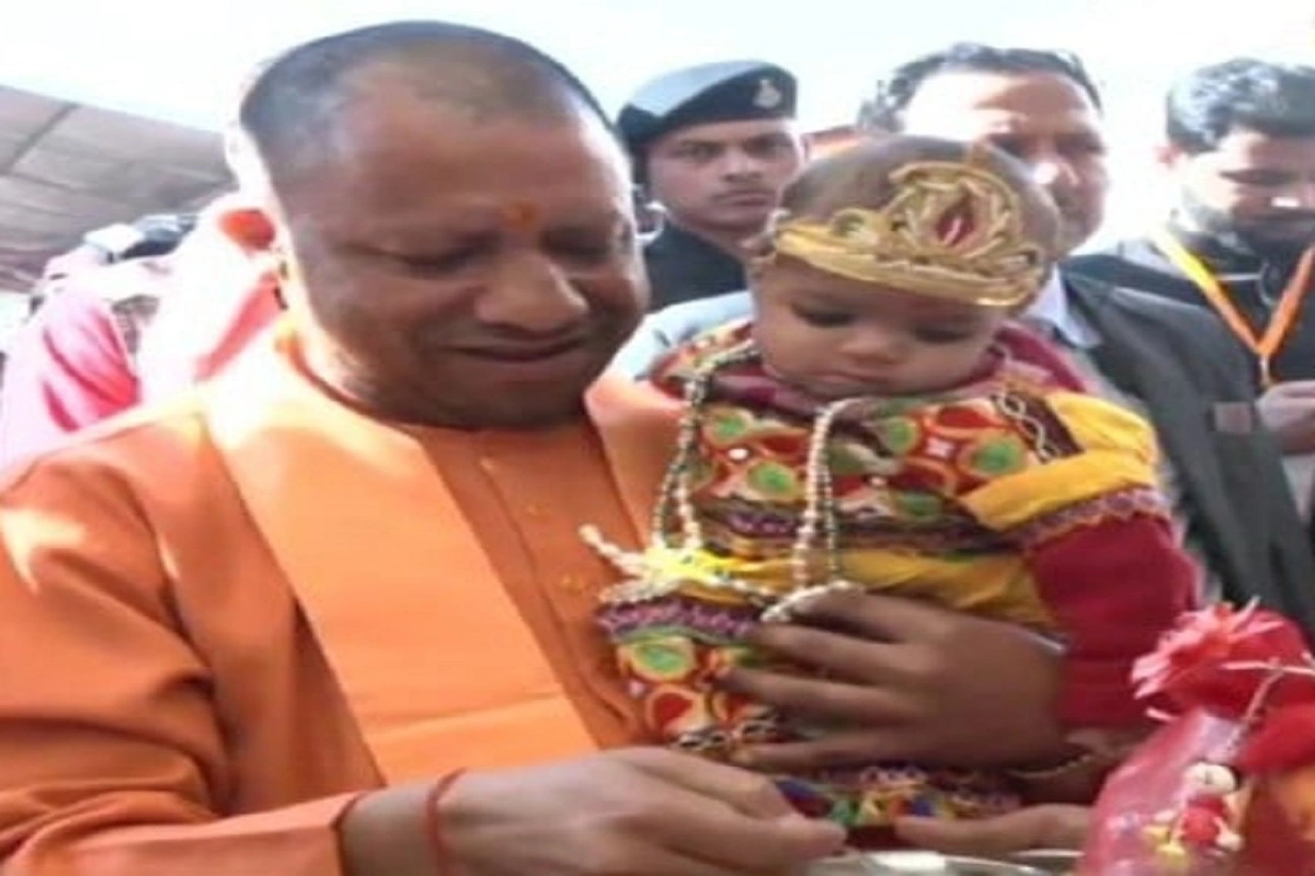 CM Yogi Adityanath: मथुरा के दौरे पर सीएम योगी ने छोटे ‘कन्हैया’ को दुलारा, अपने हाथों से खिलाई खीर