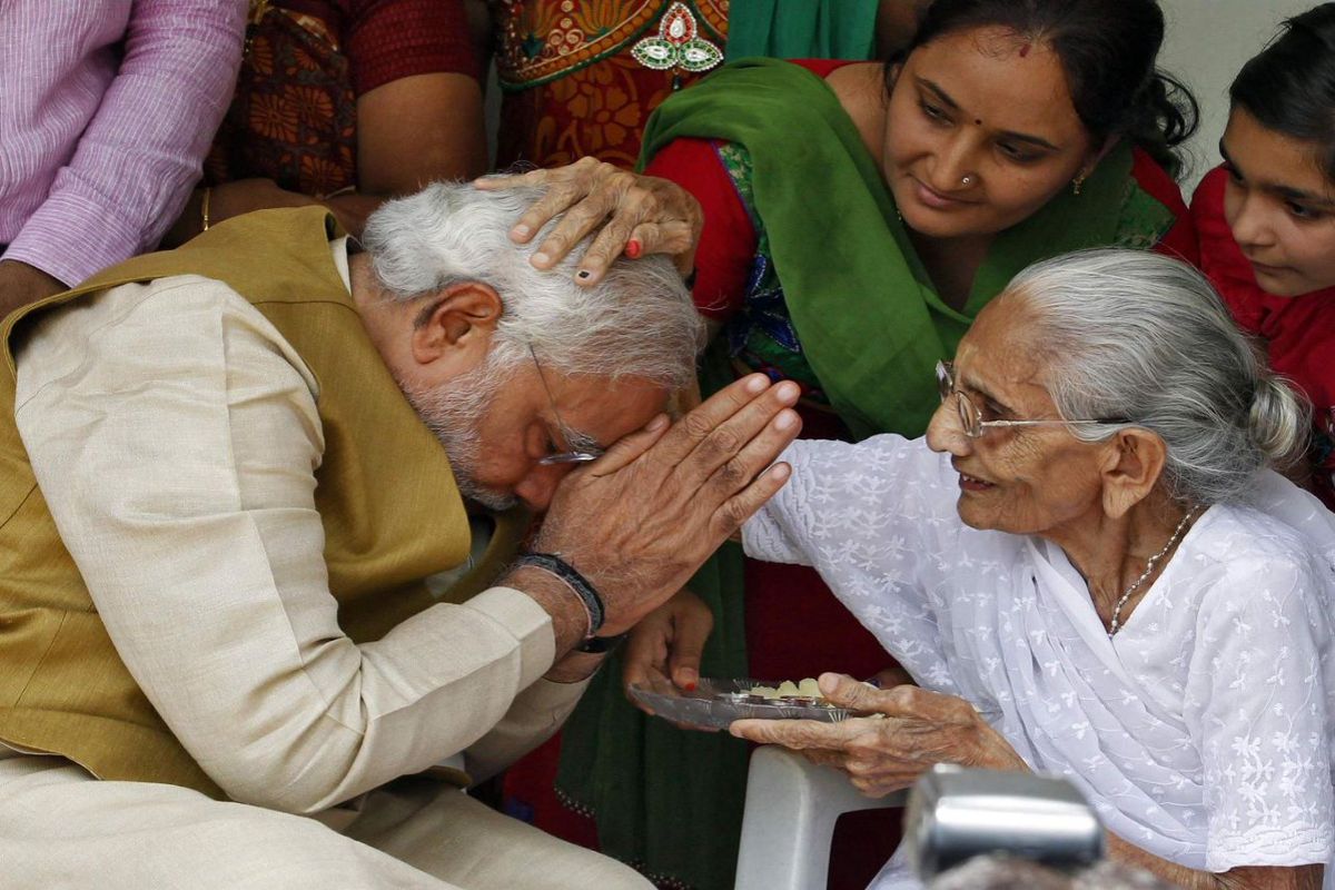 pm modi with his mother