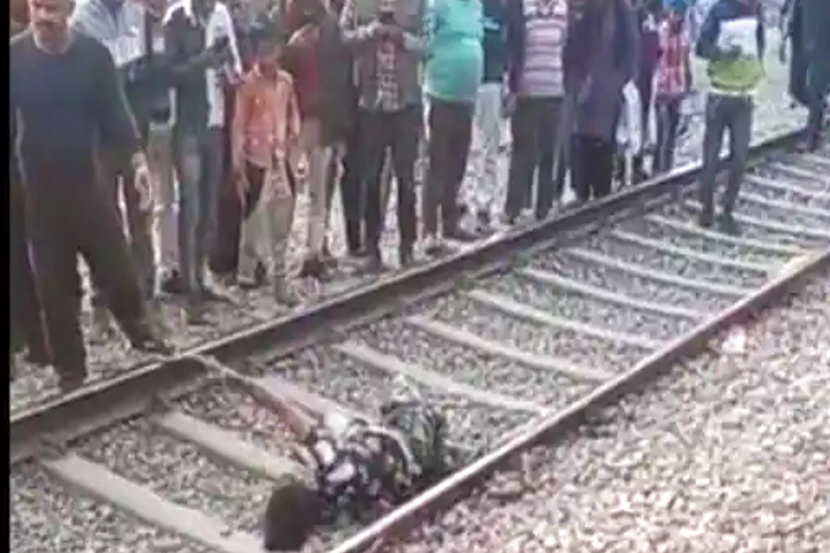 Kanpur: पुलिस की दबंगई, सब्जी विक्रेता का रेलवे ट्रैक पर फेंका सामान, ट्रेन की चपेट में आने से कट गए दोनों पैर