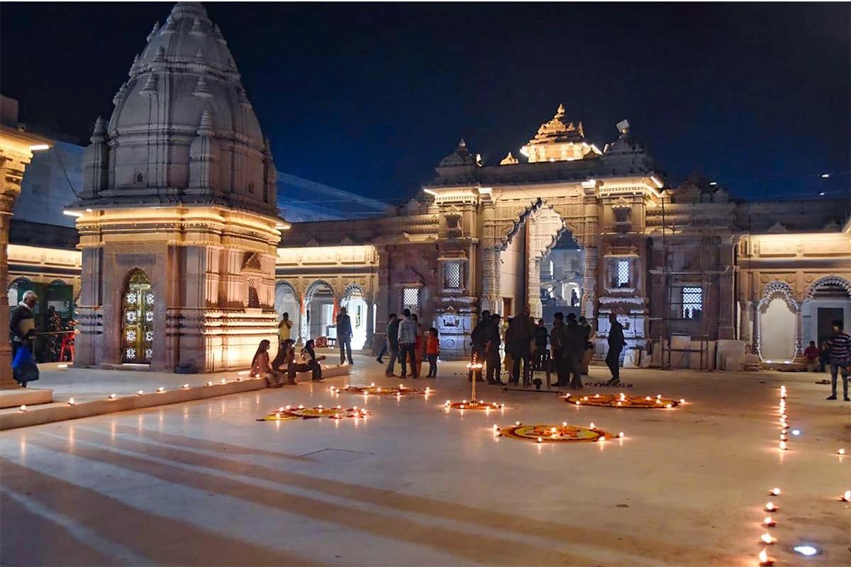 Kashi Vishwanath Corridor: कॉरिडोर बनने के बाद काशी विश्वनाथ के दरबार में लगा भक्तों का तांता, एक साल में आया रिकॉर्ड 100 करोड़ का चढ़ावा