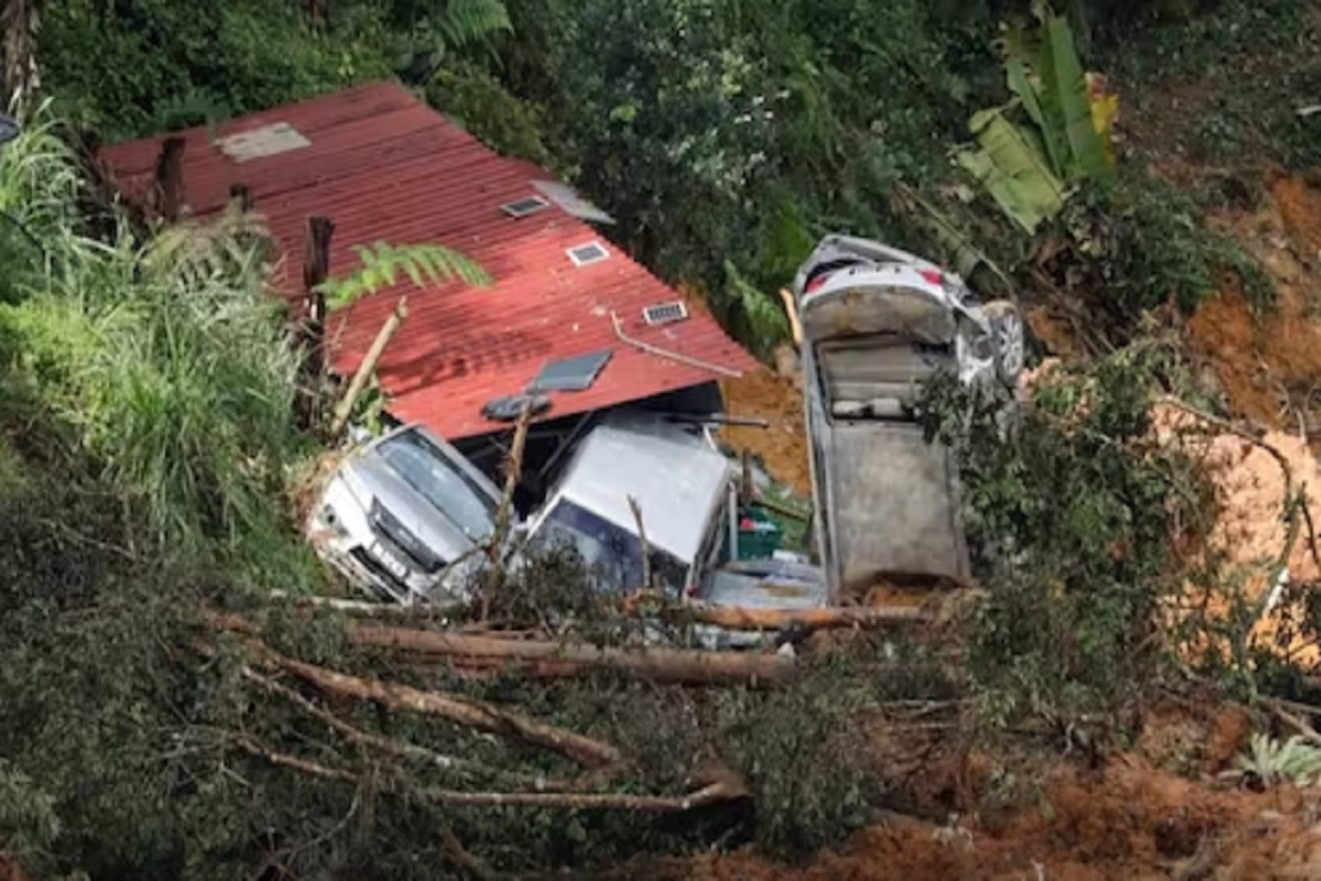 Malaysia landslide: मलेशिया में भूस्खलन से भारी तबाही, मरने वालों की संख्या बढ़कर 21 हुई, 12 अभी भी लापता