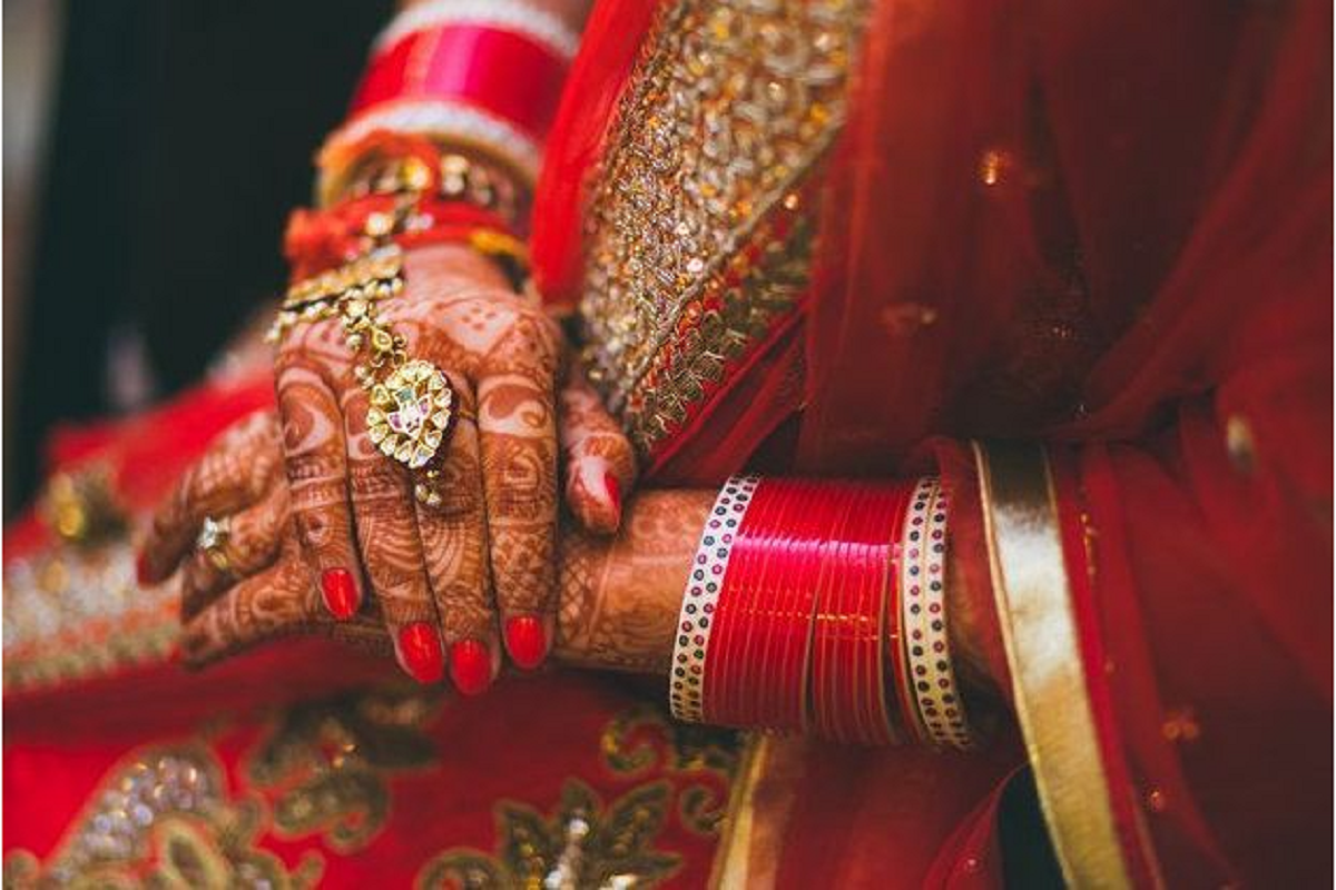 Aligarh: शादी के दो महीने बाद नकदी-जेवरात लेकर फरार हुई लुटेरी दुल्हन, पहले भी कर चुकी थी दो शादियां
