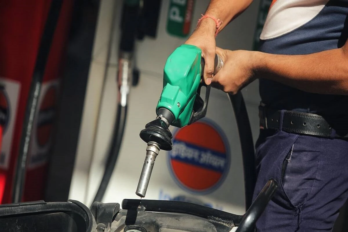 Petrol Diesel Price: कच्चे तेल की कीमतों में गिरावट जारी, पेट्रोल-डीजल के दाम में हुआ बदलाव?