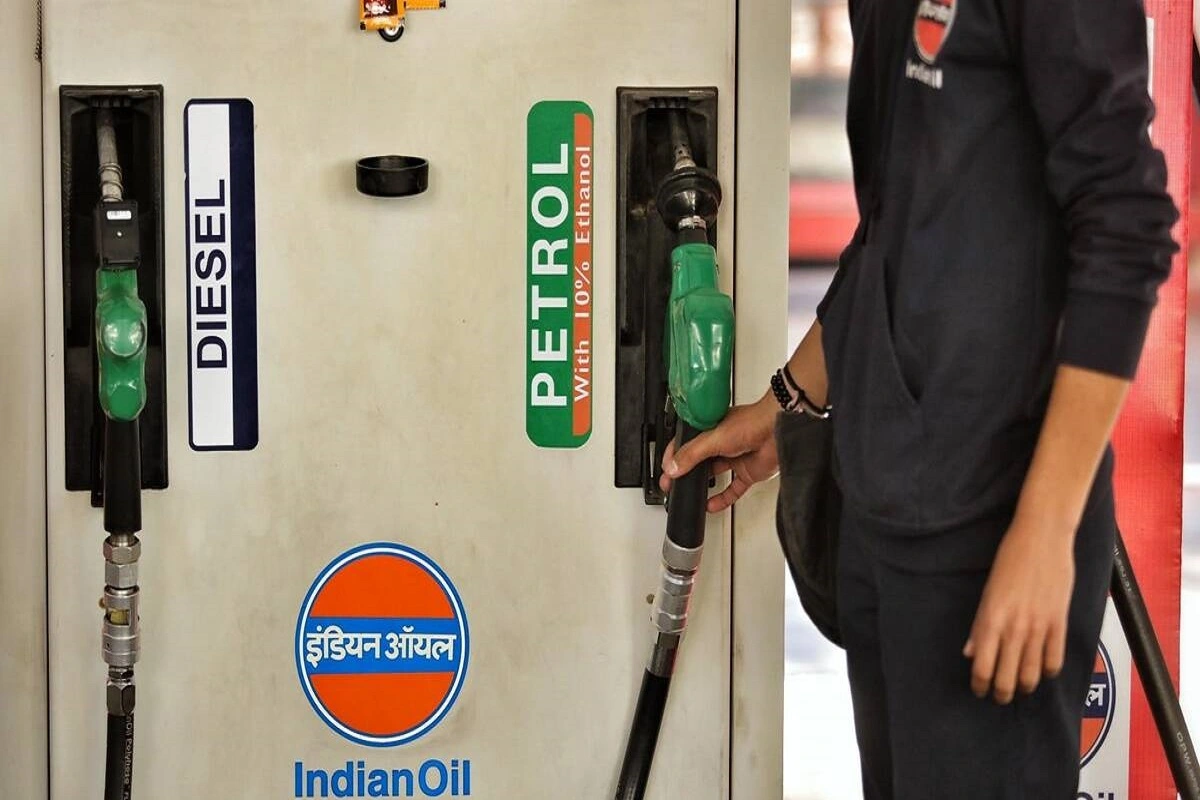 Petrol-Diesel Price Update: नोएडा में महंगा तो लखनऊ में सस्ता हुआ पेट्रोल-डीजल, जानिए आपके शहर में क्या है फ्यूल रेट
