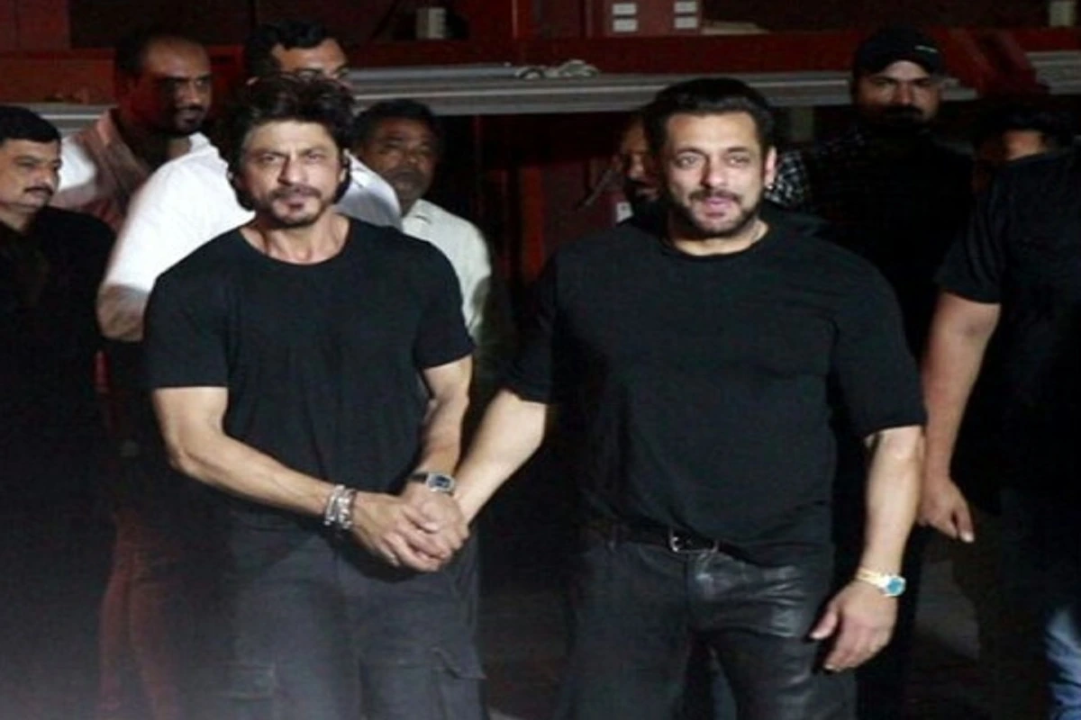 Salman Khan Birthday: भाईजान के बर्थडे पार्टी में पहुंचे ‘पठान’, गले लगाकर दी बधाई…