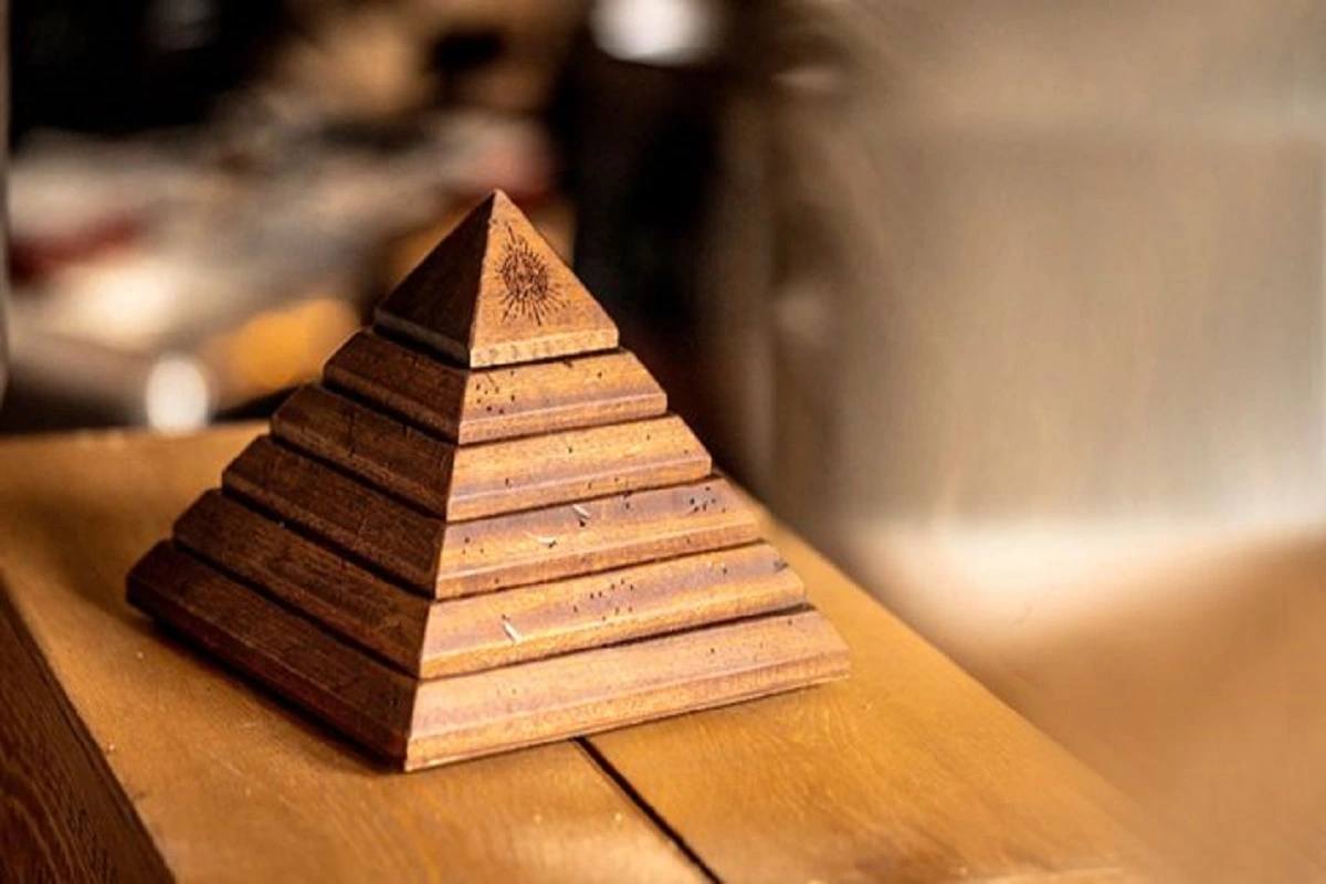 Vastu Tips: पिरामिड से मिलेगी इन कामों में सफलता, जानें किस दिशा में रखने से मिलता है क्या लाभ