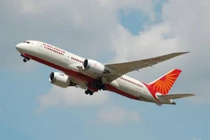 175 यात्रियों वाले विमान में लगी आग, मचा हड़कंप, दिल्ली एयरपोर्ट पर घोषित हुआ इमरजेंसी