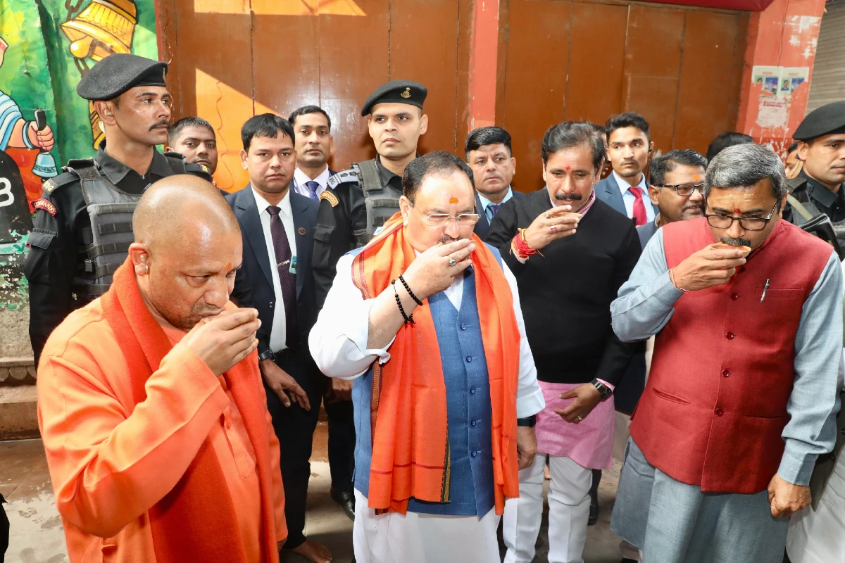 JP Nadda In Varanasi: काशी पहुंच जेपी नड्डा ने किए बाबा विश्वनाथ के दर्शन, CM योगी के साथ ली चाय की चुस्की