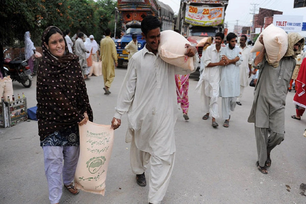 Pakistan Crisis: पाकिस्तान में आटे के लिए हाहाकार, 3100 रु प्रति पैकेट पहुंची कीमतें, बिक्री के दौरान भगदड़ में एक की मौत