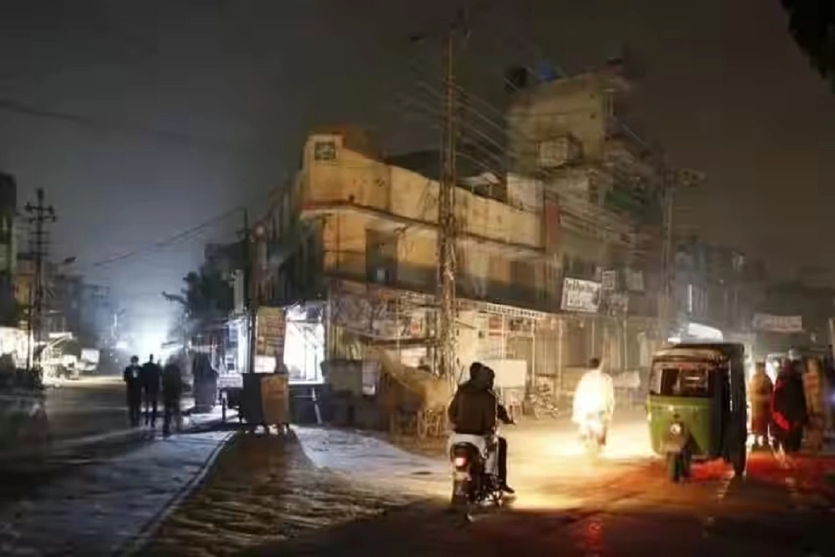 Pakistan Power Crisis: पाकिस्तान में छाया अंधेरा, बिजली की बचत करना पड़ा भारी, इस्लामाबाद समेत तमाम शहरों के लोग हुए बेहाल