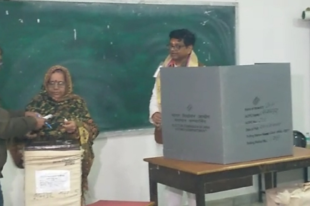 UP MLC Election: शिक्षक व स्नातक एमएलसी की 5 सीटों के लिए वोटिंग जारी, कानपुर में भाजपा प्रत्याशी अरुण पाठक ने डाला वोट