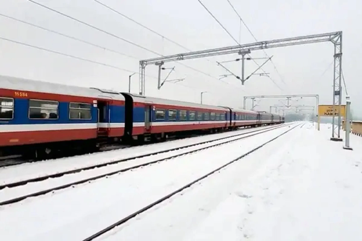 Train Viral Video: बर्फ से लदी घाटी के बीच से गुजर रही ट्रेन, रेलवे ने शेयर किया VIDEO, लोगों को भी आया बेहद पंसद