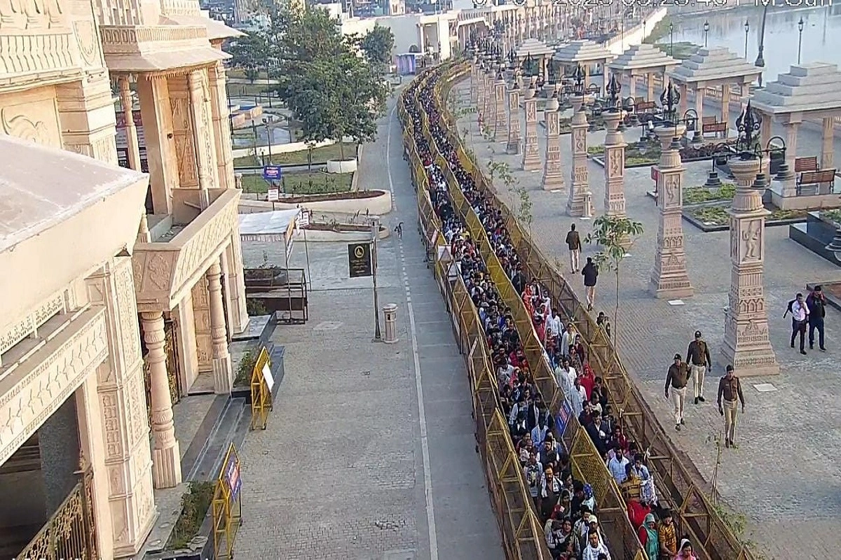 Ujjain: नए साल पर महाकालेश्वर के दर्शन के लिए लगी लंबी लाइनें, 5 लाख से अधिक श्रद्धालुओं ने किए दर्शन