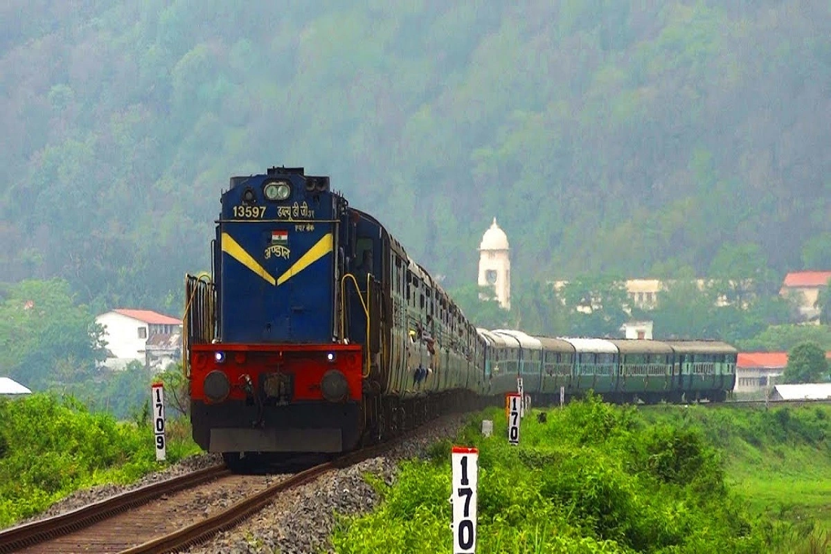 Vivek Express: भारत की सबसे लंबी दूरी तय करने वाली ट्रेन ‘विवेक एक्सप्रेस’ का बदला शेड्यूल, देखें डिटेल्स