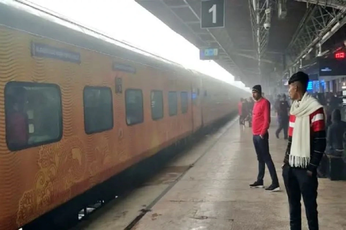 Indian Railway: ट्रेन यात्रियों के लिए खुशखबरी, भारतीय रेलवे ने एसी 3-टियर इकोनॉमी क्लास टिकट का किराया घटाया