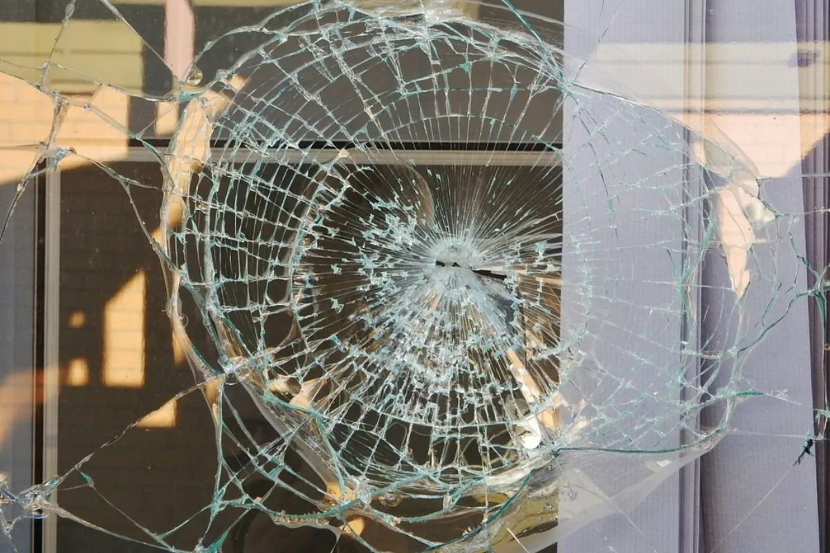 BRITAIN: हॉकी स्टिक से घर की खिड़की तोड़ने पर 48 वर्षीय सिख पर जुर्माना, गाड़ी चलाने पर भी प्रतिबंध