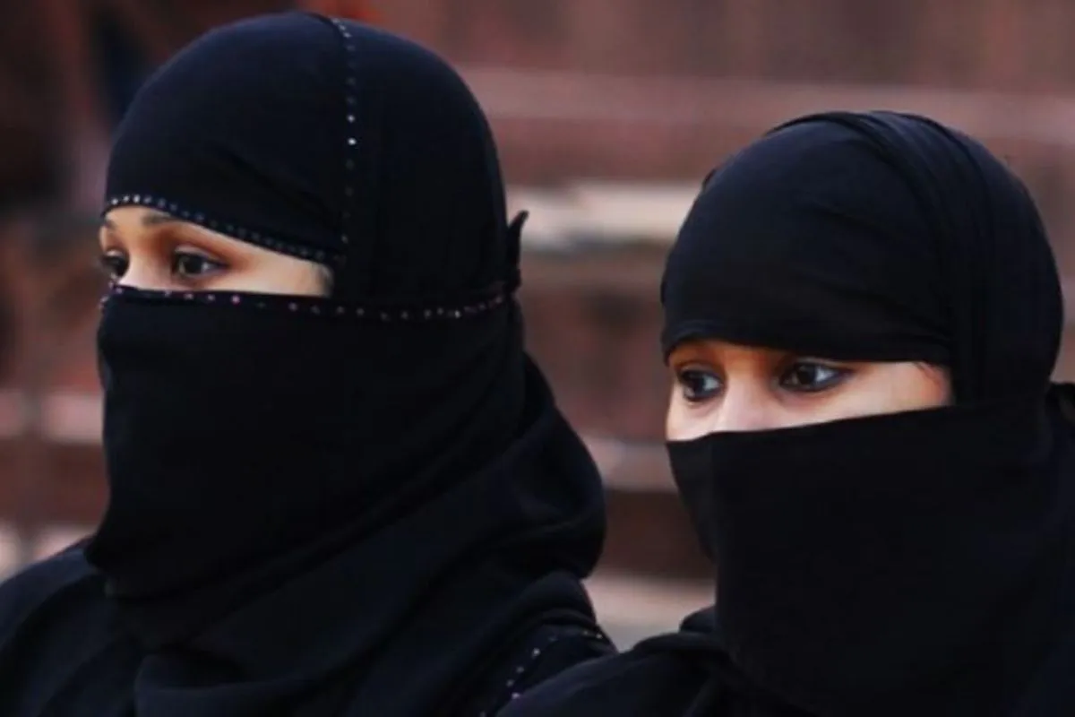 Burqa Controversy: मुरादाबाद के कॉलेज तक पहुंचा बुर्का विवाद, कॉलेज में नहीं मिली छात्राओं को एंट्री, जमकर हुआ हंगामा