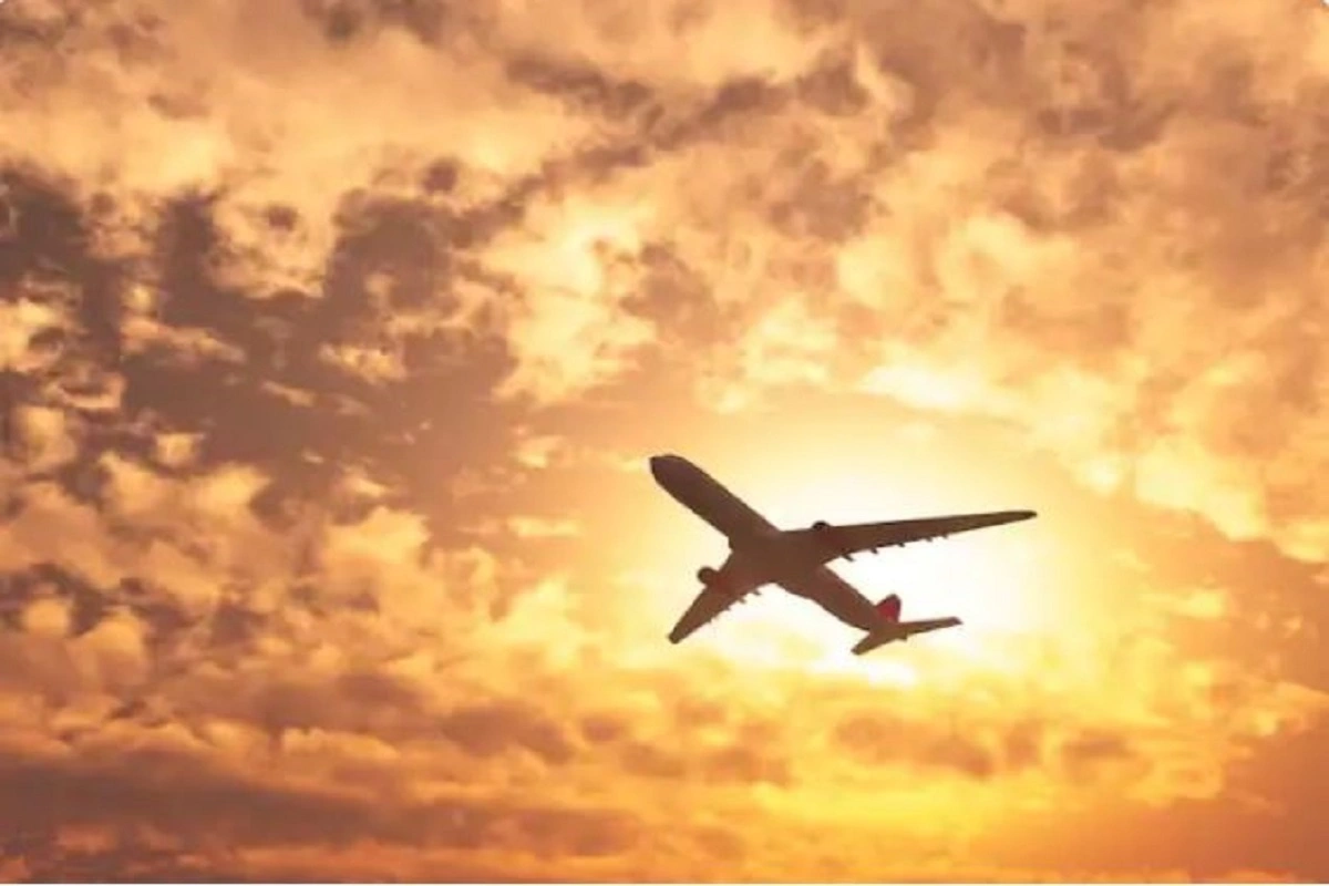 Perfume Ban in Flight: DGCA लगा सकती है पायलटों और फ्लाइट क्रू मेंबर्स के परफ्यूम इस्तेमाल पर बैन! यह है वजह