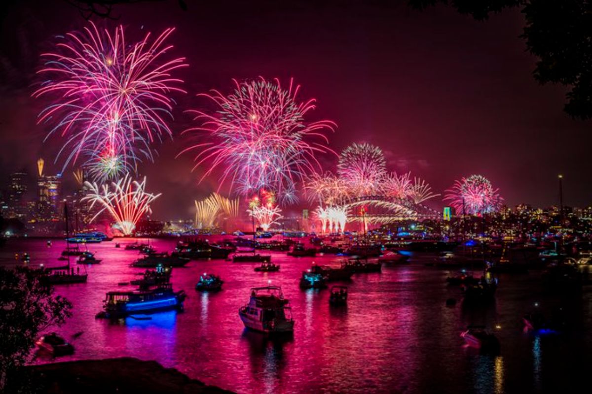 Welcome 2023…सिडनी से लेकर दिल्ली तक.. नए साल के जश्न में डूबी दुनिया, देखें खूबसूरत तस्वीरें