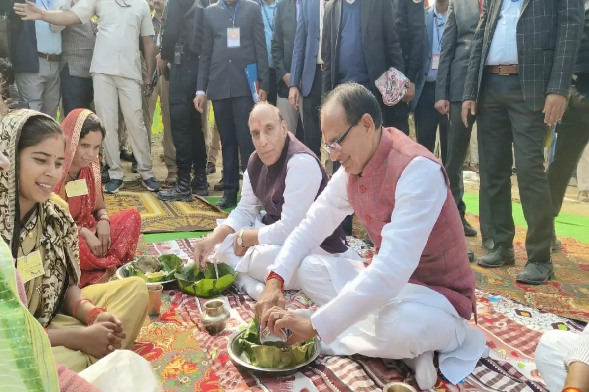 रक्षा मंत्री राजनाथ सिंह और मुख्यमंत्री चौहान ने हितग्राहियों के साथ जमीन पर बैठकर किया भोजन, चखा स्थानीय व्यंजनों का स्वाद