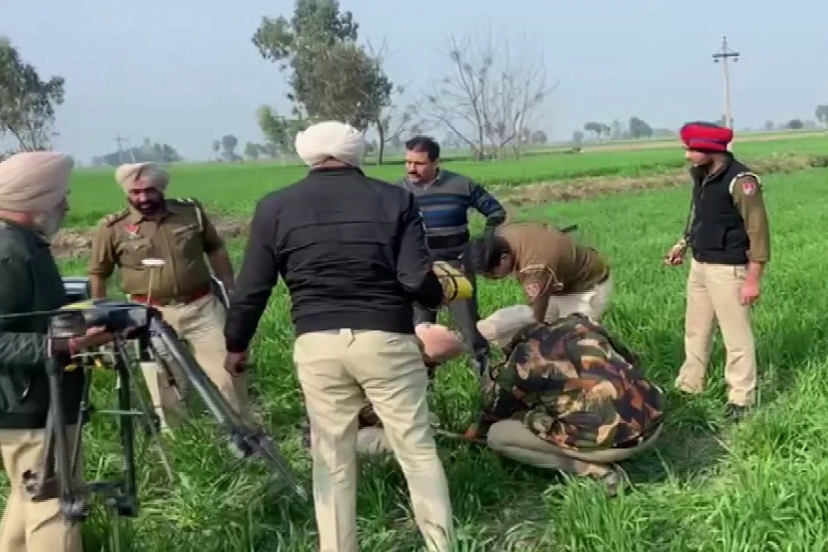 Punjab: पाकिस्तान बॉर्डर पर सुरक्षाबलों ने मार गिराया हाई-टेक ड्रोन, 5 किलोग्राम हेरोइन जब्त, दो तस्करों को किया गिरफ्तार