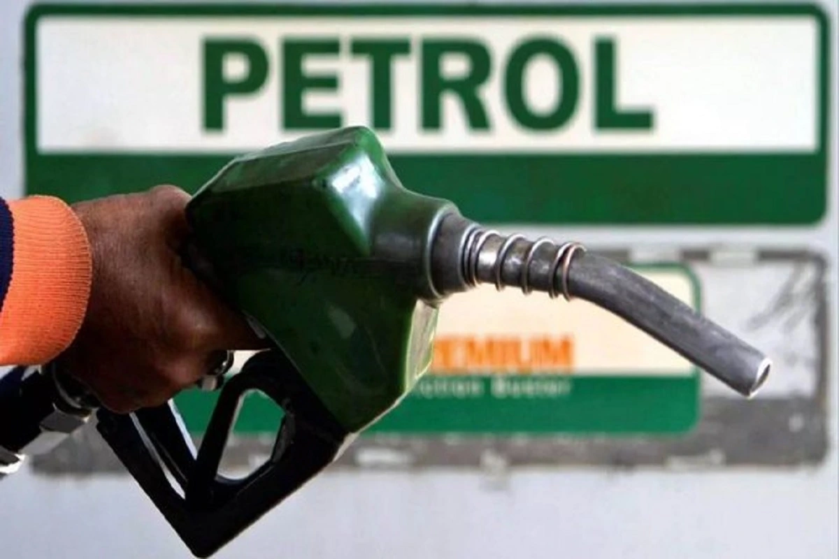Petrol-Diesel Rate: तेल कंपनियों ने जारी किए पेट्रोल-डीजल के दाम, यूपी के इन शहरों में सस्ता हुआ तेल, देखें आज के रेट