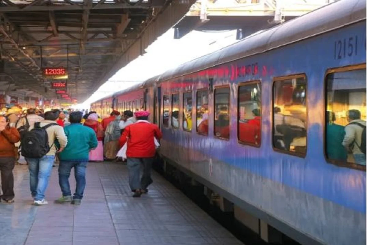 Indian Railway: रेल यात्रियों के लिए खुशखबरी! ट्रेनों और स्टेशनों पर मिलेगी मेडिकल सुविधा