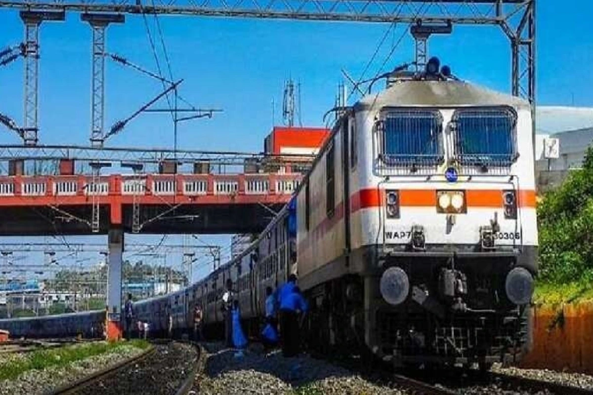 Railway Rules: ट्रेन में इमरजेंसी अलार्म चेन खींचना पड़ सकता है भारी, खानी पड़ सकती है जेल की हवा, जान लें नियम