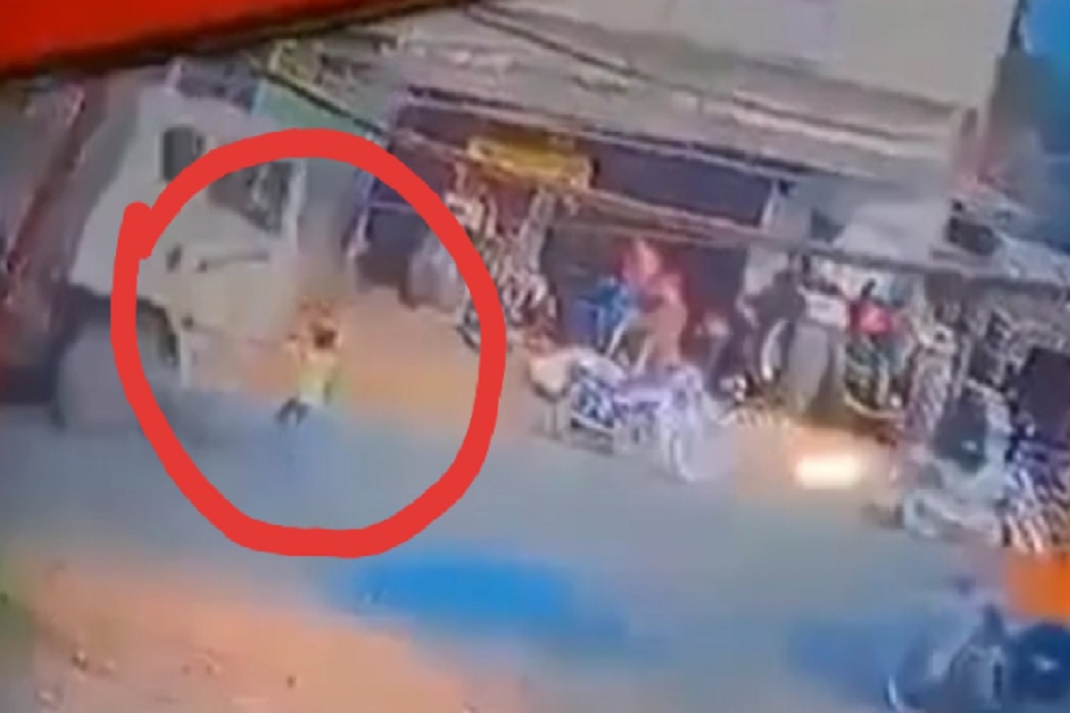 UP News: ट्रेलर के नीचे से जिंदा निकला युवक, मौत को दी मात, रोंगटे खड़े कर देने वाला VIDEO वायरल