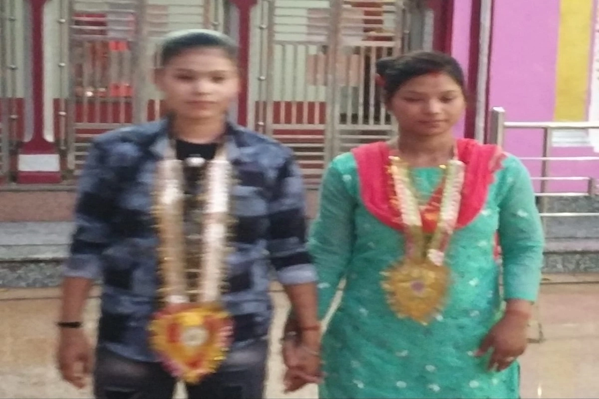 बिहार के बक्सर में दो लड़कियों ने आपस में रचाई शादी, पति अनिशा और पत्नी पायल ने एक दूसरे को पहनाया वरमाला