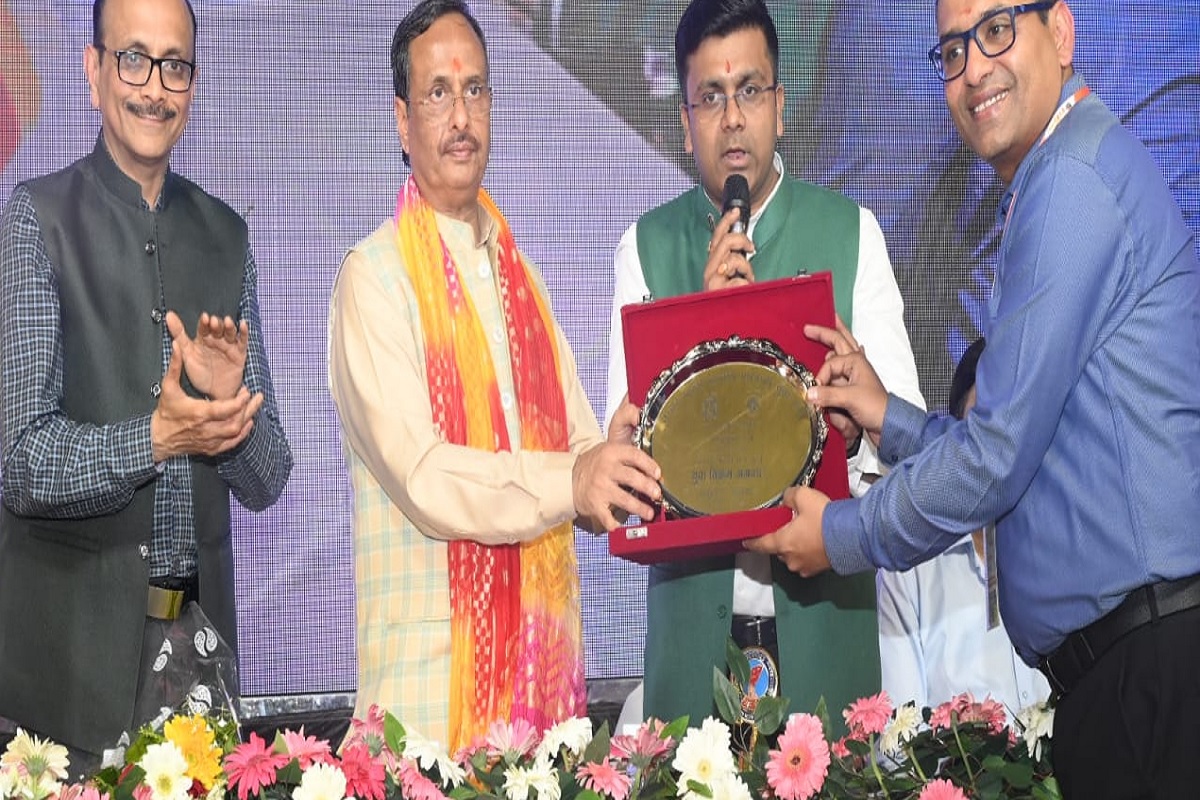 Lucknow: देश की अर्थव्यवस्था में मारवाड़ी समाज की रही है अहम भूमिका, आक्रांताओं से निपटने को उठायी थी तलवार-पूर्व उपमुख्यमंत्री डॉ. दिनेश शर्मा