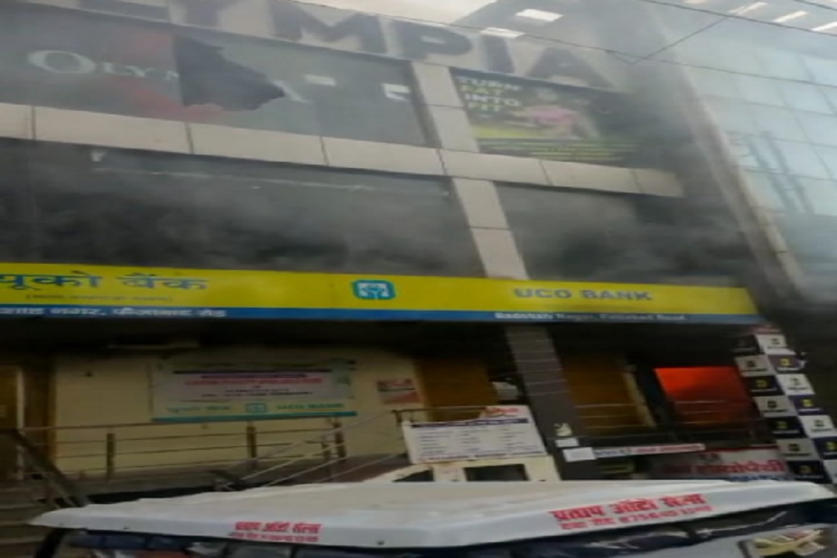 Lucknow: तीन मंजिला कॉम्पलेक्स में लगी भीषण आग, जान बचाने के लिए लोगों ने छत से लगाई छलांग, एक की मौत