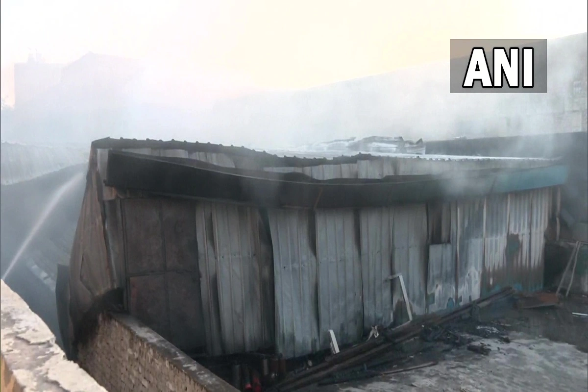 Delhi Fire: दिल्ली के करमपुरा में मोती नगर थाने के पास एक फैक्ट्री में लगी आग, दमकल की 27 गाड़ियां मौके पर मौजूद
