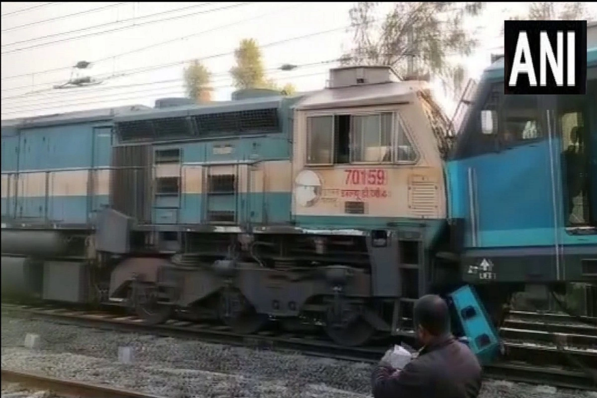 Sultanpur Train Accident: यूपी के सुल्तानपुर में दो मालगाड़ियों में आमने-सामने टक्कर, लखनऊ-वाराणसी रूट बाधित