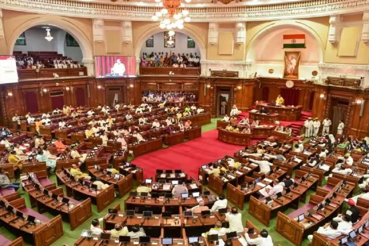 UP Budget Session 2023: विधानसभा में सत्र की हंगामेदार शुरुआत, विपक्ष के शोरगुल के बीच राज्यपाल ने किया अभिभाषण