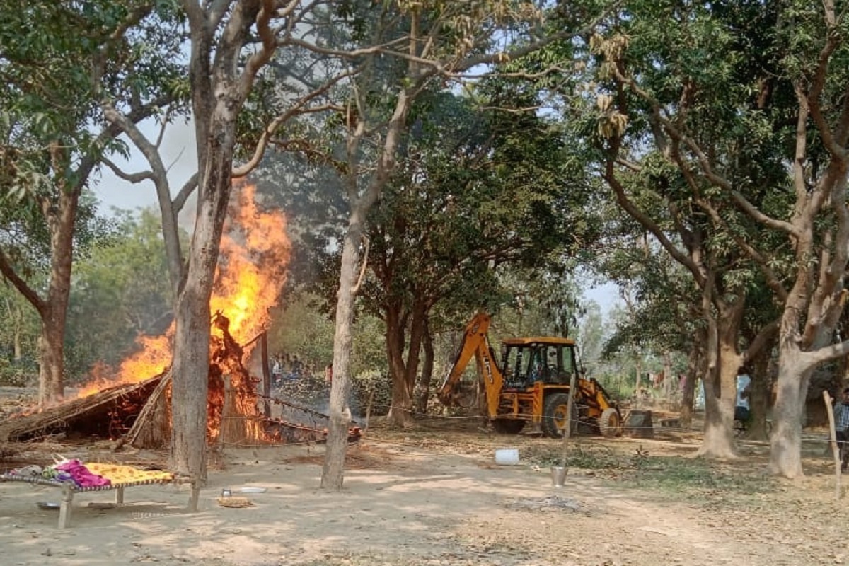 UP News: सीतापुर में हो सकती थी कानपुर देहात जैसी वारदात! कब्जा हटाने के दौरान झोपड़ी में लगी आग, महिला गिरफ्तार