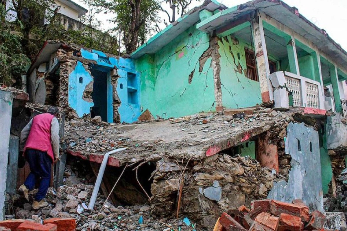 Karnprayag: जोशीमठ के बाद अब कर्णप्रयाग के 25 घरों में आईं बड़ी-बड़ी दरारें, खाली कराए जा रहे घर