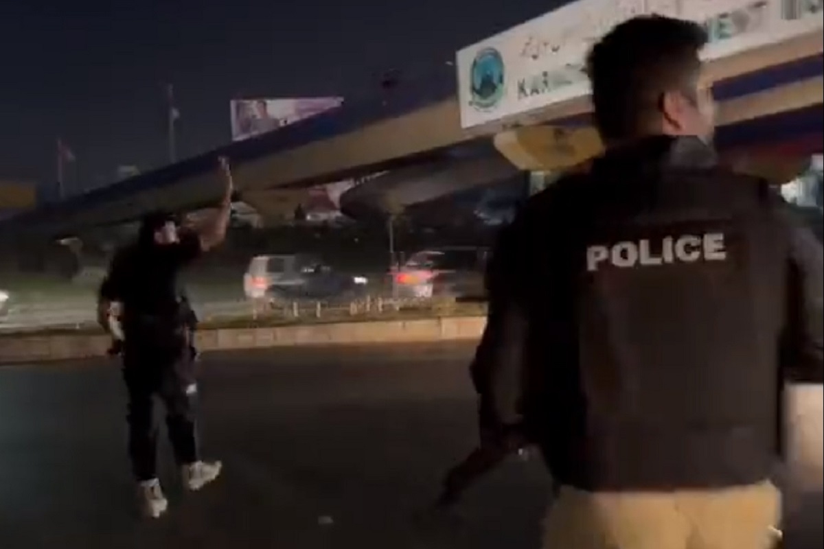 Pakistan: कराची पुलिस मुख्यालय पर आतंकवादियों के हमले में तीन की मौत, 10 घायल