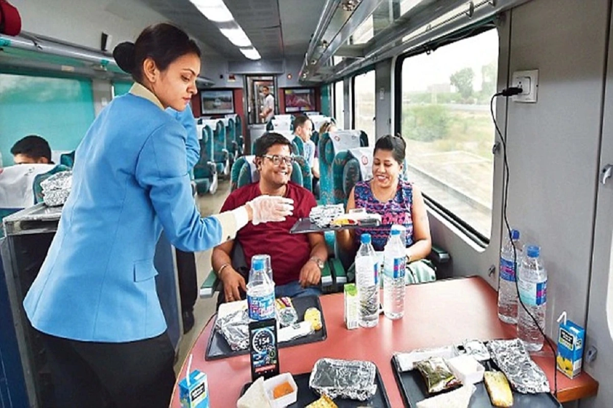 Indian Railway: रेल यात्रियों के लिए खुशखबरी! अब IRCTC पर मिलेगा फ्री खाना