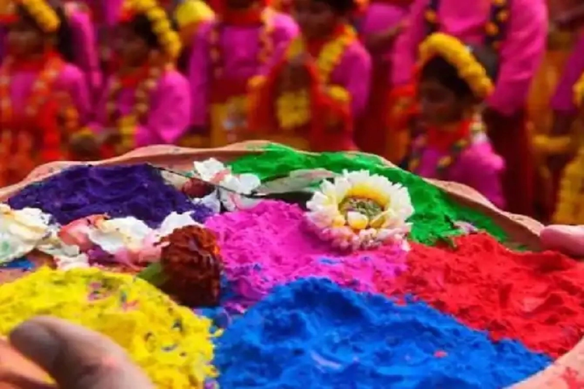 होली के दिन सबसे पहले भगवान कृष्ण से लेकर माता लक्ष्‍मी तक को लगाएं यह रंग और चढ़ाएं इसका भोग